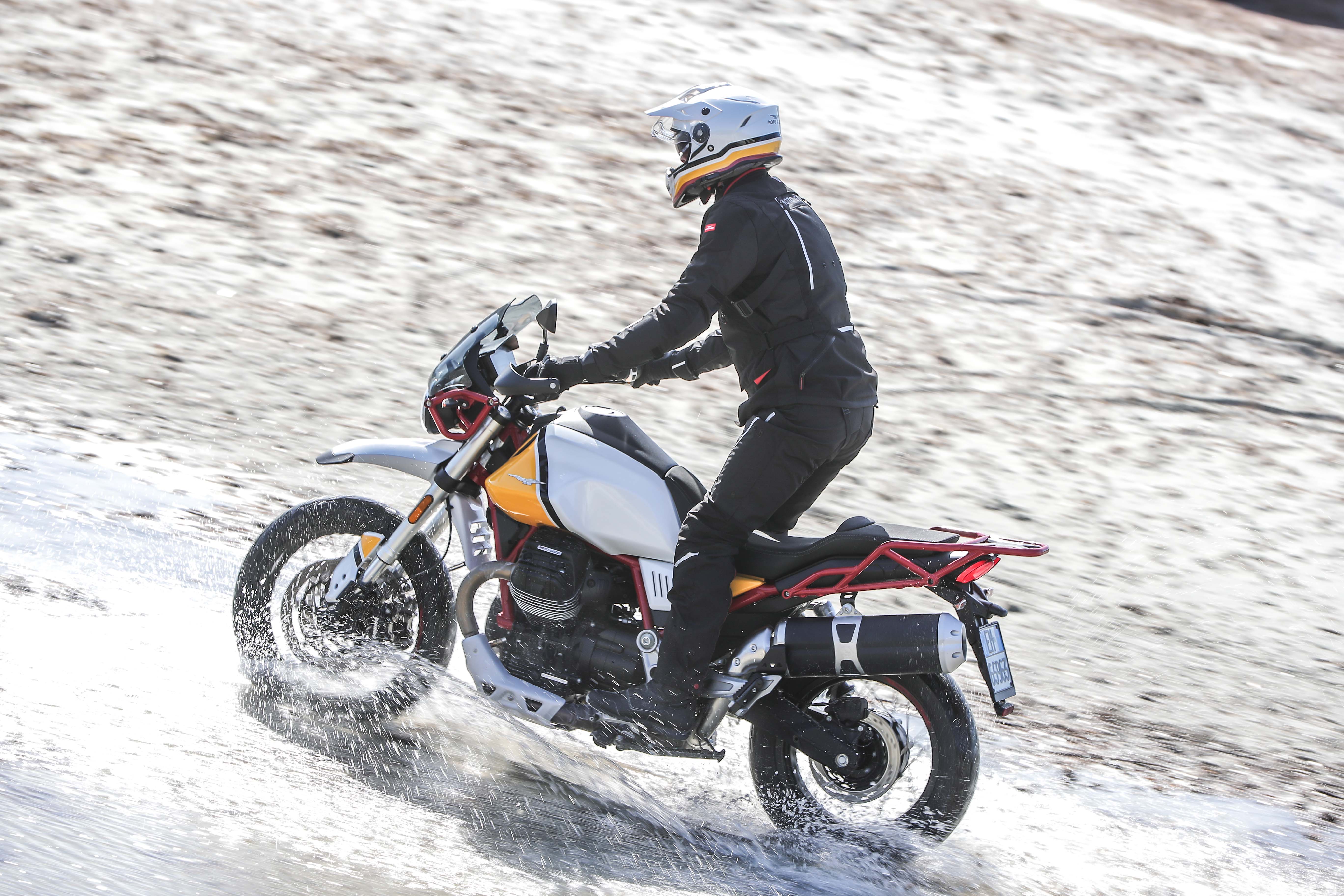 Moto Guzzi V85TT Action (14)